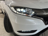 【LEDヘッドライト】悪天候や夜間走行時も良好な視界を確保し安心して運転できる高輝度LEDヘッドライトを装備!点灯速度が早く、消費電力も抑えられています。