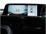 パノラミックビューモニター装備!トップビュー&フロントビュー・車両に取り付けたフロント、サイド、バックカメラの映像を合成して画面上に表示させることで、低速時の運転を補助する装置です。
