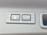 【パワーバックドア】スマートキーや運転席のボタンを押すだけでリアゲートが自動で開閉します!荷物を持っている時や、高い位置にあるバックドアを閉める際に便利な機能です♪