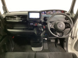 車内は光触媒抗菌消臭施工済です。インパネ周りはスタイリッシュなデザインで機能や装備も充実しています。グローブボックスやカップホルダーのほかにトレーなどたくさんの収納スペースが付いています。