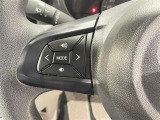 ステアリングスイッチ付き。前方から目を離すことなく操作することが可能です。
