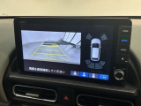 リバースギアに入れるだけで後方の表示へ切り替わります。夜間や雨の日の駐車も楽になりますよ。