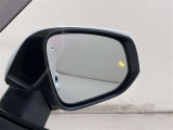 【ブラインドスポットモニター】隣の車線を走る車両をレーダーで検知し、ドライバーでは見えない四角に存在する車両を検知するとドアミラーに搭載されたインジケータが点灯します