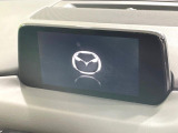 【マツダコネクトナビ】車内の雰囲気にマッチした一体型タイプのナビ。各種車輌設定やBluetooth再生等、様々な機能が楽しめます。直感的なダイヤル操作が可能で、使い勝手も良好です。