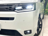 【LEDヘッドライト】悪天候や夜間走行時も良好な視界を確保し安心して運転できる高輝度LEDヘッドライトを装備!点灯速度が早く、消費電力も抑えられています。