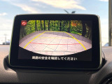 【バックカメラ】駐車時に後方がリアルタイム映像で確認できます。大型商業施設や立体駐車場での駐車時や、夜間のバック時に大活躍!運転スキルに関わらず、今や必須となった装備のひとつです!