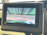 【バックカメラ】駐車時に後方がリアルタイム映像で確認できます。大型商業施設や立体駐車場での駐車時や、夜間のバック時に大活躍!運転スキルに関わらず、今や必須となった装備のひとつです!