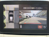 360度ビューカメラを搭載。4方の小型カメラの映像を処理し、車両真上からの映像に変換しています。