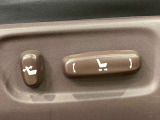 【パワーシート】電動でシートポジションの変更が可能です。手動式より細かくシート設定が可能ですのでより快適な姿勢でドライブを楽しんで頂けるでしょう。