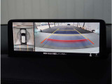 【360&deg;ビュー・モニター】専用カメラにより上から見下ろしたような視点で360度クルマの周囲を確認することができます。駐車が苦手な方でも縦列駐車や幅寄せ時に活躍してくれます。