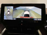 【パノラミックビューモニター】映像で、見づらい車両周辺の確認をアシスト。クルマを真上から見ているような映像を表示。 運転席から確認しにくい車両周囲の状況を把握。