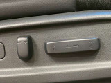 【パワーシート】電動でシートポジションの変更が可能です。手動式より細かくシート設定が可能ですのでより快適な姿勢でドライブを楽しんで頂けるでしょう。