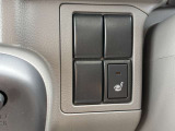 運転席にはシートヒーターを装備!寒さが厳しい冬の朝でも、スイッチを入れれば素早く暖まり、お尻からポッカポカ♪冷えた体をやさしく包み込み、通勤やお仕事での毎日の運転を快適にサポートします!