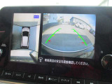自車を真上から見下ろすように映し出すので周囲の状況が分かるアラウンドビューモニター搭載。フロントカメラとしても使用できます。車庫入れなど苦手な人の頼りになる助っ人です。