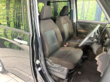 運転席まわりには十分なスペースがあり、大柄な方でもゆったり運転していただける環境です。