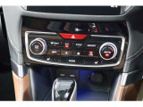 運転席と助手席で違う温度設定が出来るデュアルエアコンを装備。ドライバーが暑くても助手席の方は寒い、そんな時に威力を発揮します。男性と女性では温度の感じ方が違いますのでうれしい機能です