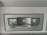 ETCユニットはグローブボックスの中に装着されています。こちらの車両はDSRC(ETC 2.0)に対応していますので、渋滞情報などリアルタイムでナビに反映されます。