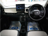 運転にかかわる様々な操作を安全に行えるように視点移動が少なく、操作性に配慮されたスイッチ類が凝縮されたコクピットです。