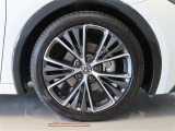 純正のアルミホイール装着車です。タイヤサイズは195/50R19です。