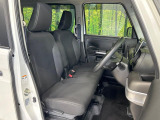 運転席まわりには十分なスペースがあり、大柄な方でもゆったり運転していただける環境です。