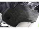 フロアマット標準装備。車内を清潔に保ちます。