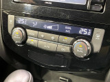 【オートエアコン】一度お好みの温度に設定すれば、車内の温度を検知し風量や温度を自動で調整。暑い&hellip;寒い&hellip;と何度もスイッチ操作をする必要はありません。快適な車内空間には必須の機能ですね♪