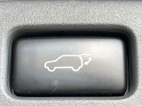 【パワーバックドア】スマートキーや運転席のボタンを押すだけでリアゲートが自動で開閉します!荷物を持っている時や、高い位置にあるバックドアを閉める際に便利な機能です♪