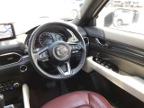 ドライバーが心に余裕をもって運転に集中できること、助手席や後席からもすっきりと前を見通せる空間の起点となり、全員が安心してドライブを楽しめることをモットーにシンプルなレイアウトとなっています。