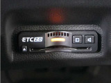 ◆ETC2.0装着◆進化したドライブ体験。料金収受システムだけだったETCが生まれ変わって、高速道路を賢く使うETC2.0に進化しました。多彩な情報サービスが便利で快適なドライブ体験を提供します。