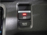 電子制御パーキングブレーキ搭載で指一本で簡単に操作することができます。さらに停車中に、ブレーキペダルを踏み続けなくても、自動的にブレーキを保持する機能である、オートマチックブレーキホールド付きです。