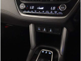 お車のキーはスマートキーです。キーを身につけた状態で車に近づき、ドアロックの解錠や施錠操作が出来ます。雨の日など両手がふさがっている時など、とっても便利ですね。