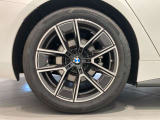 BMWの純正アロイホイールは軽量かつ強度にも優れているホイールで走行性能を引き上げる設計になっております。足元にもBMWは妥協がなくこだわっている個所になります。