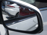 隣車線を走る車両をレーダーで検知し、ドアミラーでは確認しにくい後側方エリアに存在する車両に加え、急接近してくる車両も検知します。車両を検知するとドアミラーに搭載されたLEDインジケーターが点灯します。