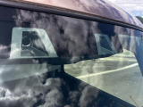 2つのカメラで前方の車両や歩行者を検知し、衝突のおそれがあると判断すると、ブザー音やメーター内の表示で警告。衝突の可能性が高まると、自動でブレーキをかけ、衝突の回避または衝突時の被害軽減を図ります。