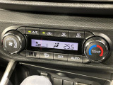 【オートエアコン】一度お好みの温度に設定すれば、車内の温度を検知し風量や温度を自動で調整。暑い&hellip;寒い&hellip;と何度もスイッチ操作をする必要はありません。快適な車内空間には必須の機能ですね♪
