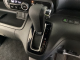 CVT車のセレクトレバーです。低速から高速まで、変速ショックのないスムーズな走りを実現するとともに、エンジン効率のよい領域を維持することで燃費にも貢献します。