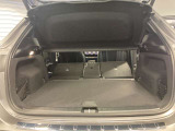 ゆったりとしたトランクルームでございます。たくさんのお荷物の車載が可能でございます。