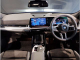 BMWの運転席はドライバーオリエンテッドという構造を採用。ドライバー目線の操作がしやすい設計になっており、ドライブ中にも目線の移動が少なく運転中にも簡単に操作ができます。