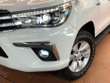 【LEDヘッドライト】悪天候や夜間走行時も良好な視界を確保し安心して運転できる高輝度LEDヘッドライトを装備!点灯速度が早く、消費電力も抑えられています。
