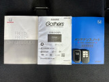 スマートキーは鍵をバッグに入れたままでもドアロックの開閉やエンジンのON・OFFができます。夜間や雨の日も鍵を探さなくて良いので便利です。