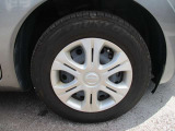 日産純正のホイールキャップが装着されてます。