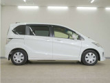 リアには左右スライドドアを採用。狭い駐車場でも開閉しやすく、強風の日でもドアが煽られにくくなっております。小さなお子さまやご年配の方も安心して乗り降りできます。