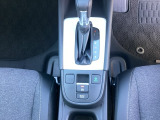 ブレーキホールド機能付き。信号待ちなど足を離してもブレーキ状態を保ち、アクセルを踏むと自動解除されます。スムーズな発進が可能です。