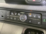 【オートエアコン】一度お好みの温度に設定すれば、車内の温度を検知し風量や温度を自動で調整。暑い&hellip;寒い&hellip;と何度もスイッチ操作をする必要はありません。快適な車内空間には必須の機能ですね♪