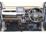 操作性に優れた運転席となります!小物入れや各ボタンの配置にこだわり、使いやすいです!座り心地もよく視認性も良好なのでロングドライブもお任せ下さい!