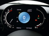 視認性の良いTFT液晶メーター、太陽光も反射しにくく、運転中もパッと見れるよう速読性の高いメーターです。