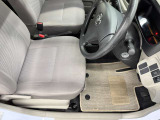 運転席シート足元です。
