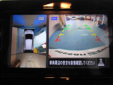 アラウンドビューモニターは4方のカメラで真上から車を見たようにモニターで確認ができます。周辺の安全確認、小さなお子様や障害物も目視で確認できるので駐車のしやすさだけでなく、事故防止にも役立ちます。