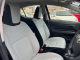 運転席まわりには十分なスペースがあり、大柄な方でもゆったり運転していただける環境です。
