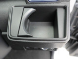 【カップホルダー】エアコン吹き出し口下部に設置されていますので使いやすさバッチリ!運転席から手の届くちょうどの位置です!